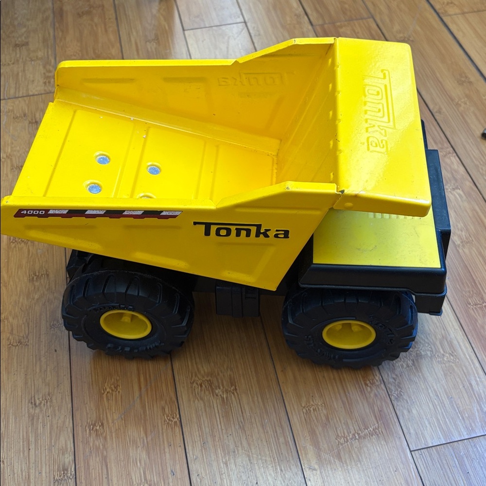 Large Metal Tonka Truck - Picture 5 of 9